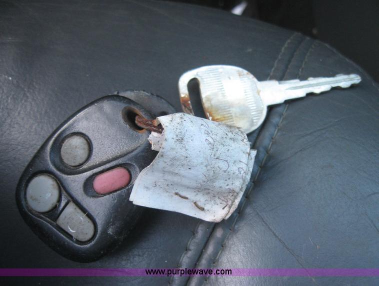 image for item 2772 2000 Pontiac Bonneville SE Non-repairable certificate, parts only