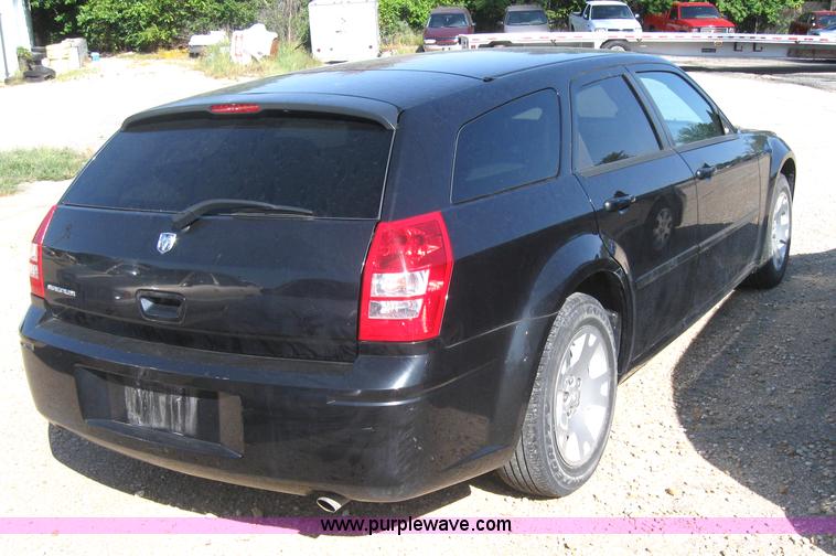image for item 2780 2006 Dodge Magnum SE/SXT