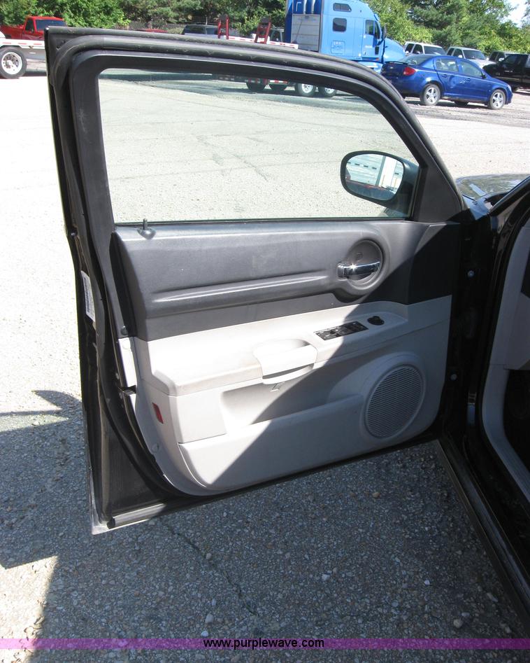 image for item 2780 2006 Dodge Magnum SE/SXT