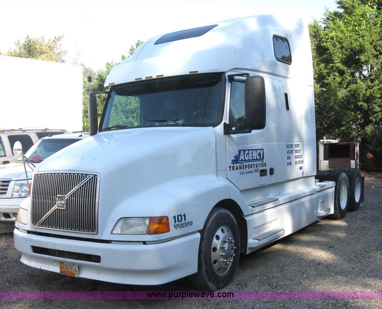 image for item 2782 2001 Volvo VNL