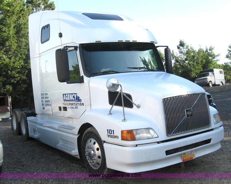image for item 2782 2001 Volvo VNL