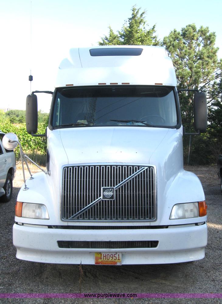 image for item 2782 2001 Volvo VNL