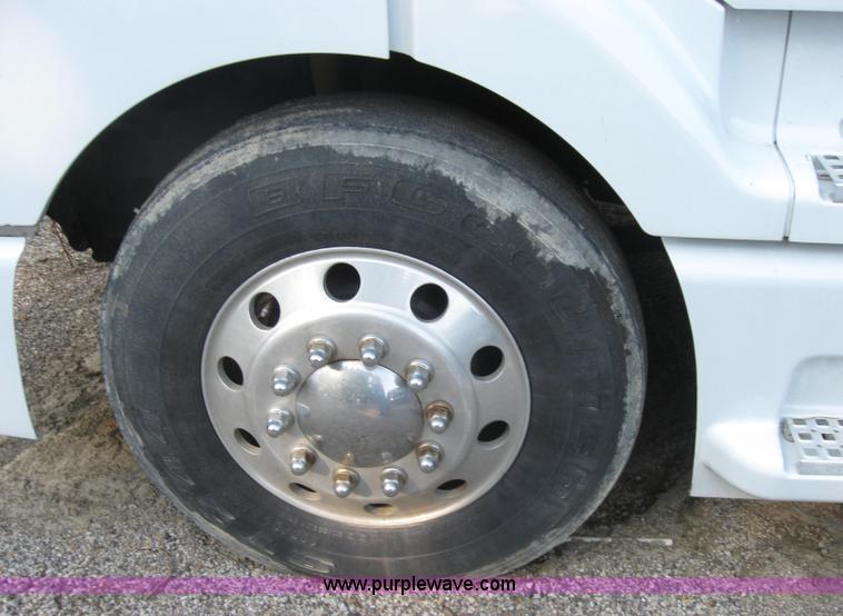 image for item 2782 2001 Volvo VNL