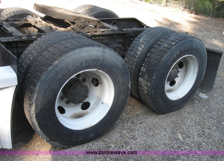 image for item 2782 2001 Volvo VNL