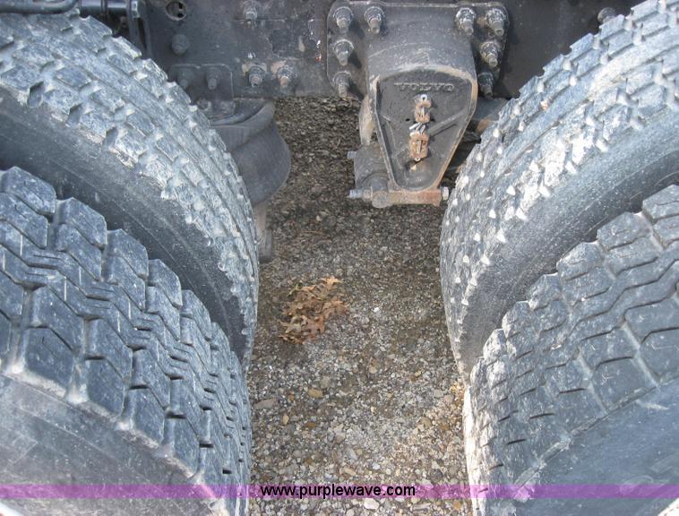 image for item 2782 2001 Volvo VNL