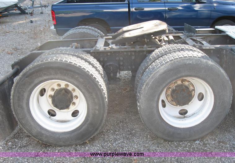 image for item 2782 2001 Volvo VNL