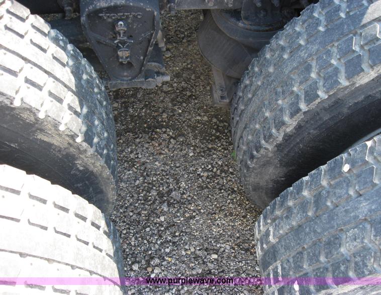 image for item 2782 2001 Volvo VNL