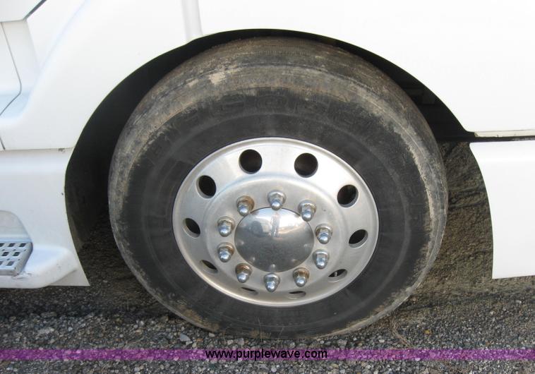 image for item 2782 2001 Volvo VNL