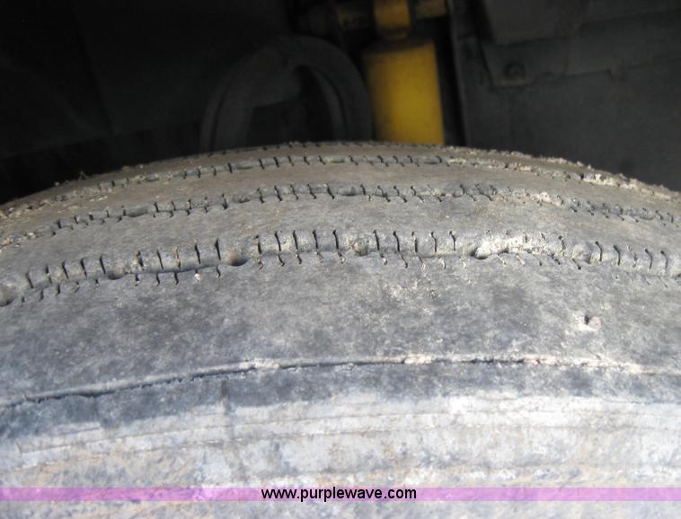 image for item 2782 2001 Volvo VNL