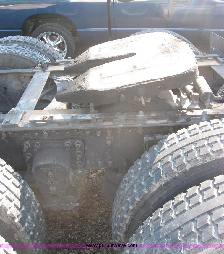 image for item 2782 2001 Volvo VNL