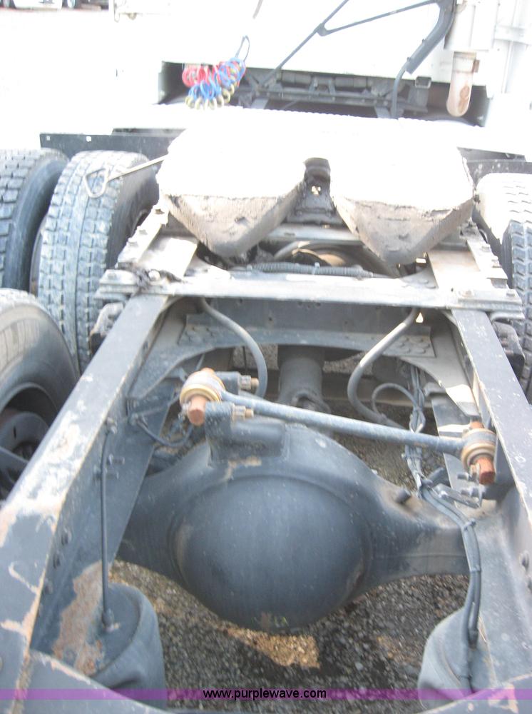 image for item 2782 2001 Volvo VNL