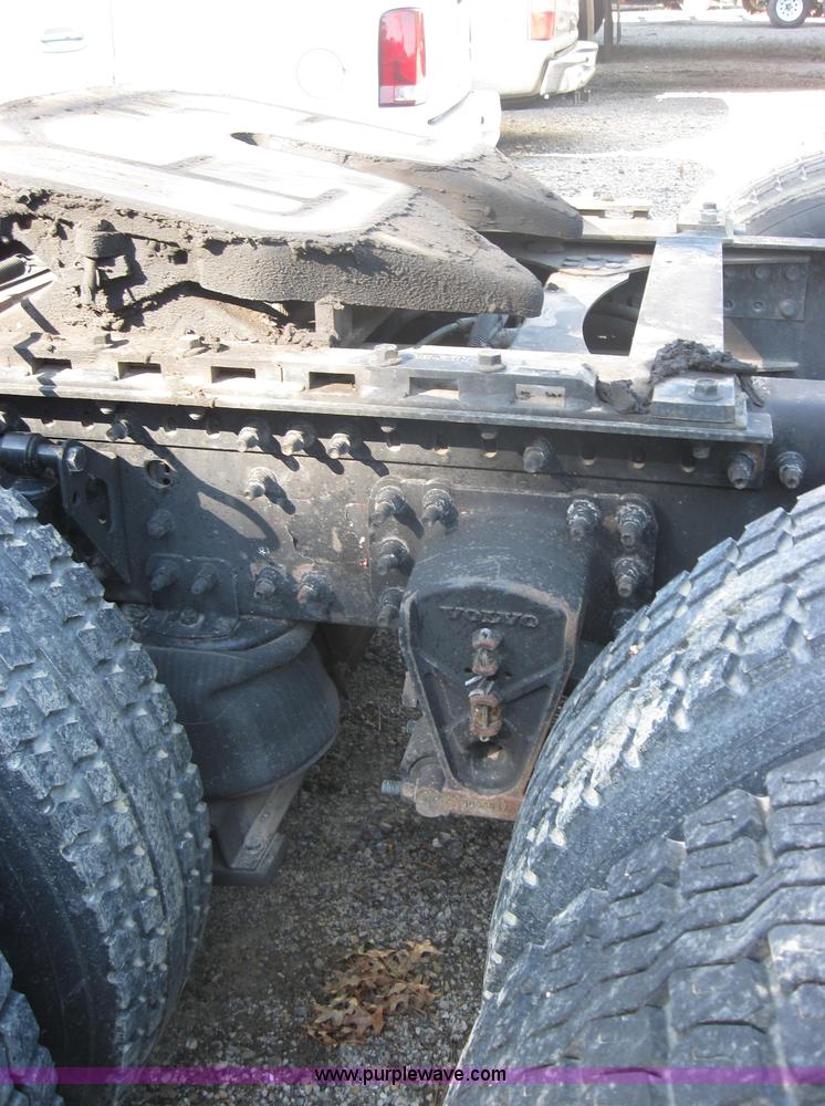 image for item 2782 2001 Volvo VNL