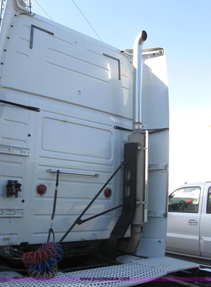 image for item 2782 2001 Volvo VNL