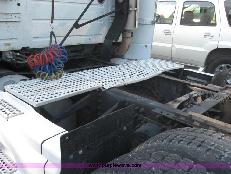 image for item 2782 2001 Volvo VNL