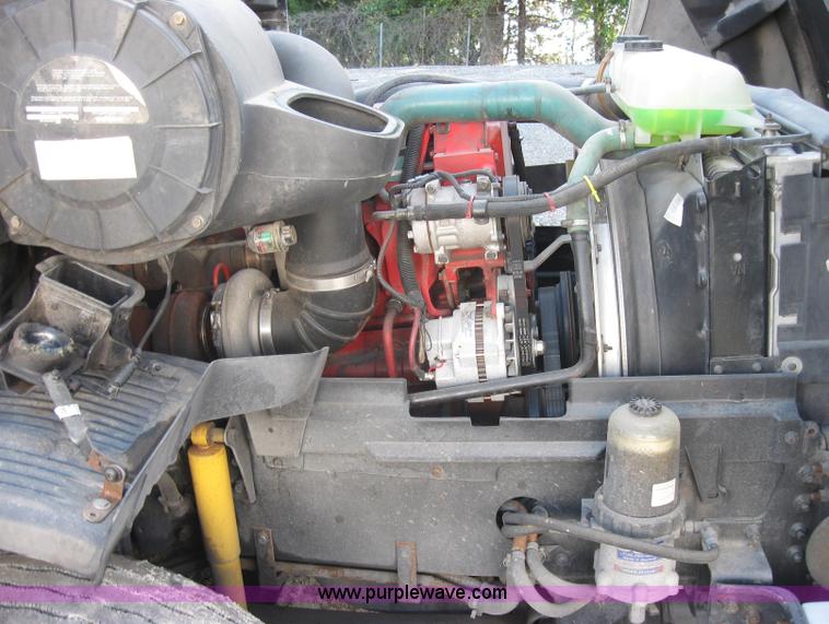 image for item 2782 2001 Volvo VNL