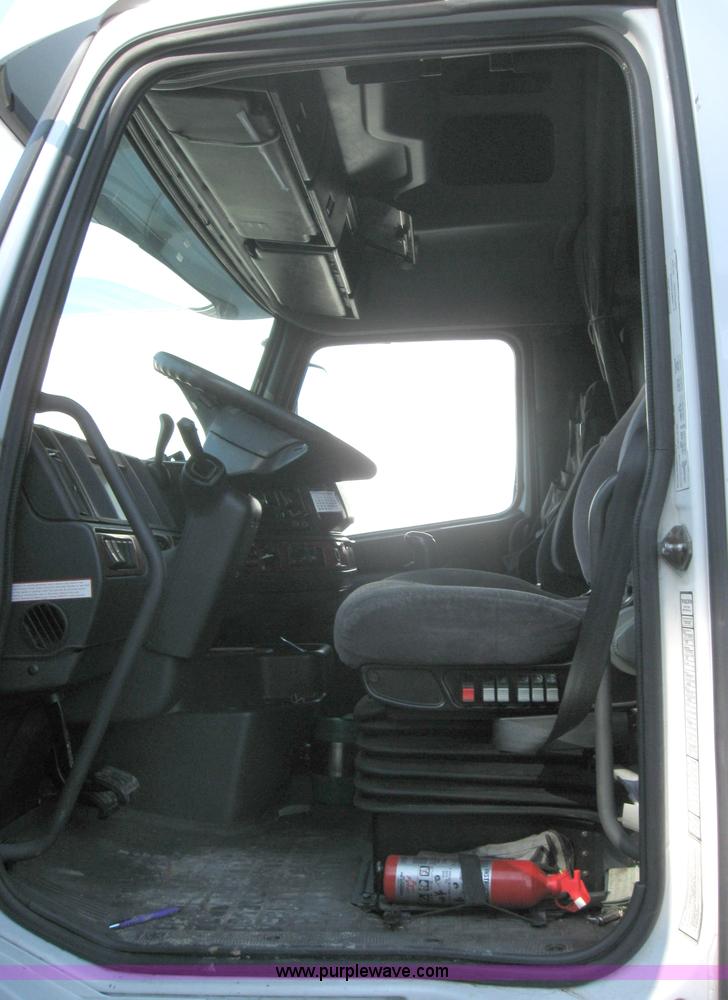 image for item 2782 2001 Volvo VNL
