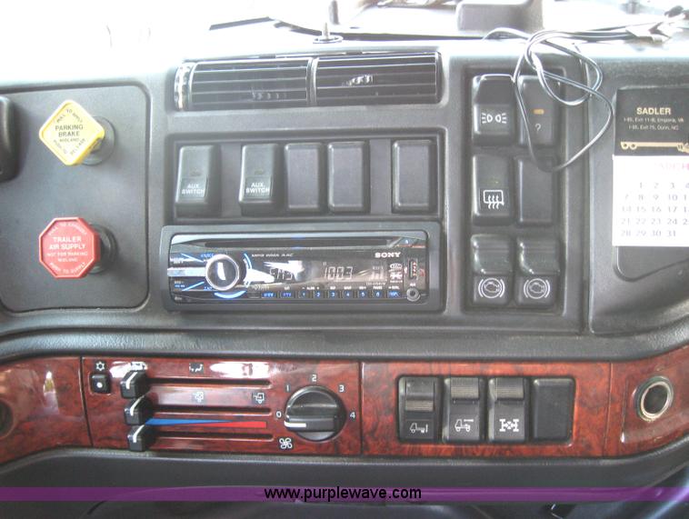 image for item 2782 2001 Volvo VNL