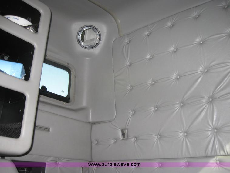 image for item 2782 2001 Volvo VNL