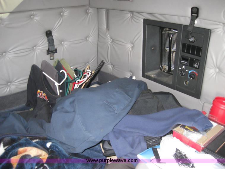 image for item 2782 2001 Volvo VNL