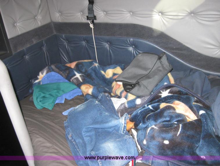 image for item 2782 2001 Volvo VNL