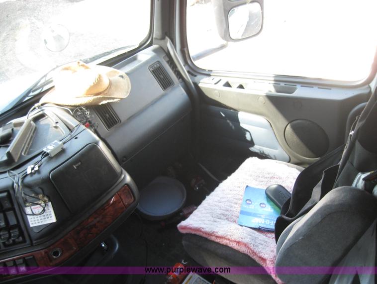 image for item 2782 2001 Volvo VNL