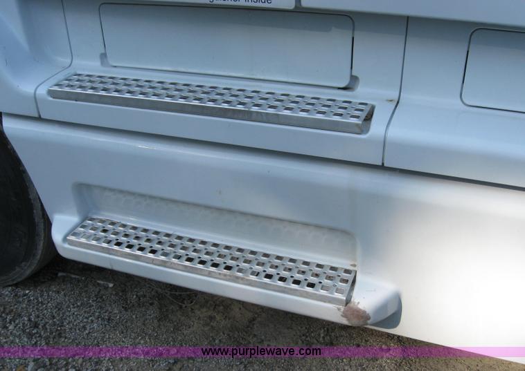 image for item 2782 2001 Volvo VNL