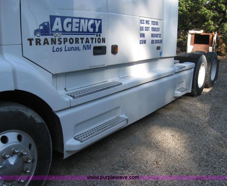 image for item 2782 2001 Volvo VNL