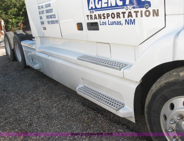 image for item 2782 2001 Volvo VNL