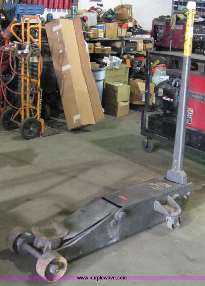 Napa 91660 floor jack in Spring Hill, KS Item 2124 sold Purple Wave