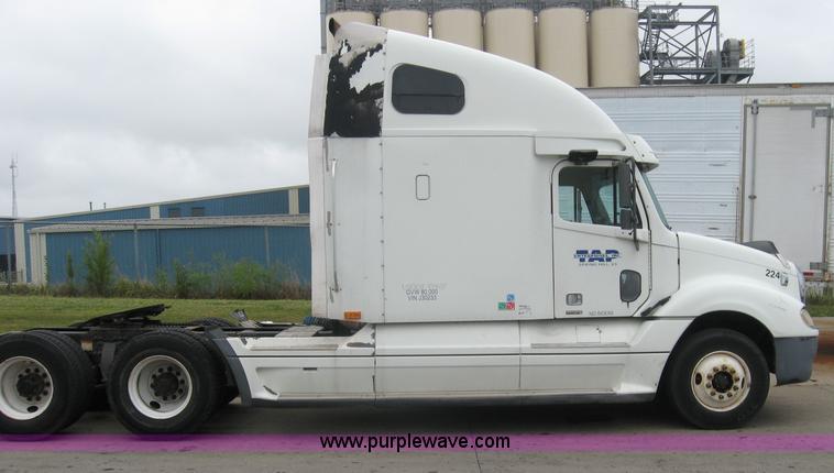 image for item 2170 2001 Freightliner Columbia semi truck