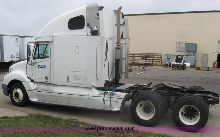 image for item 2170 2001 Freightliner Columbia semi truck