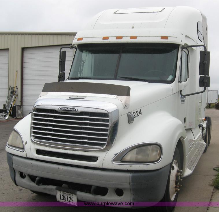 image for item 2170 2001 Freightliner Columbia semi truck