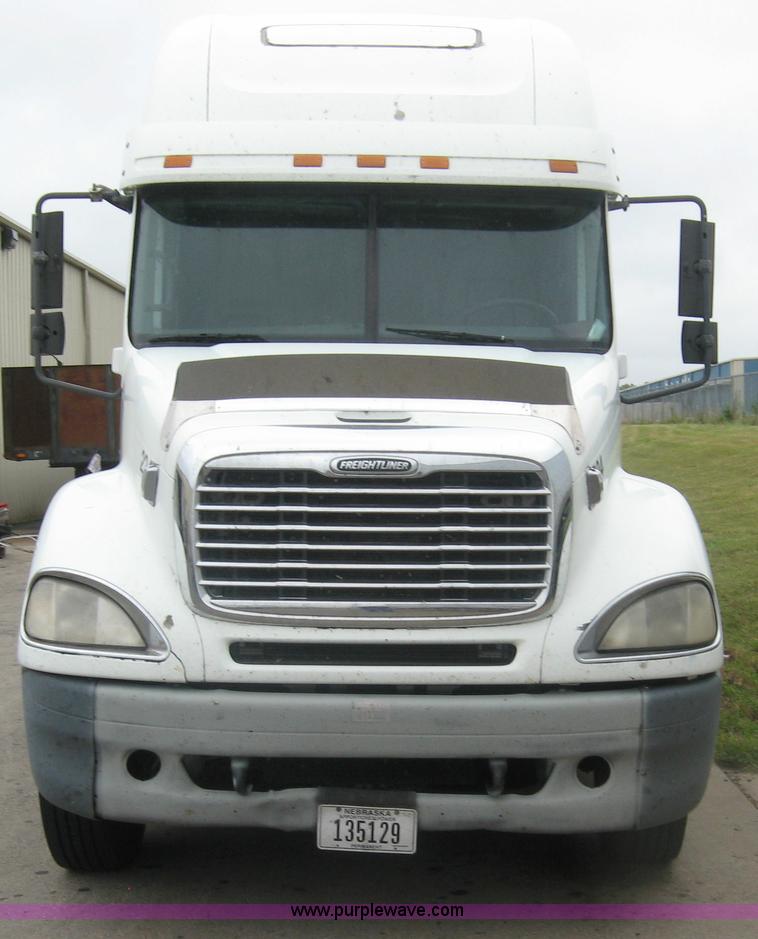 image for item 2170 2001 Freightliner Columbia semi truck