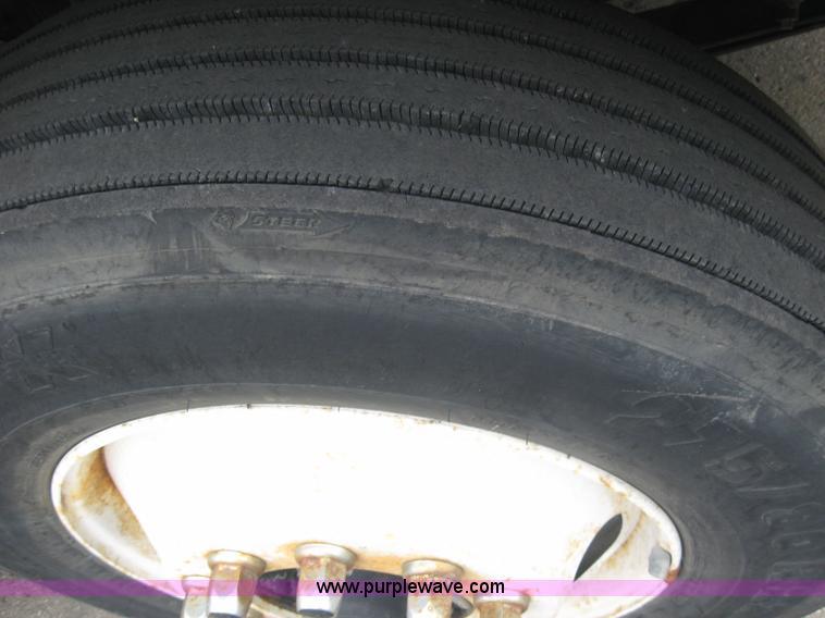 image for item 2170 2001 Freightliner Columbia semi truck