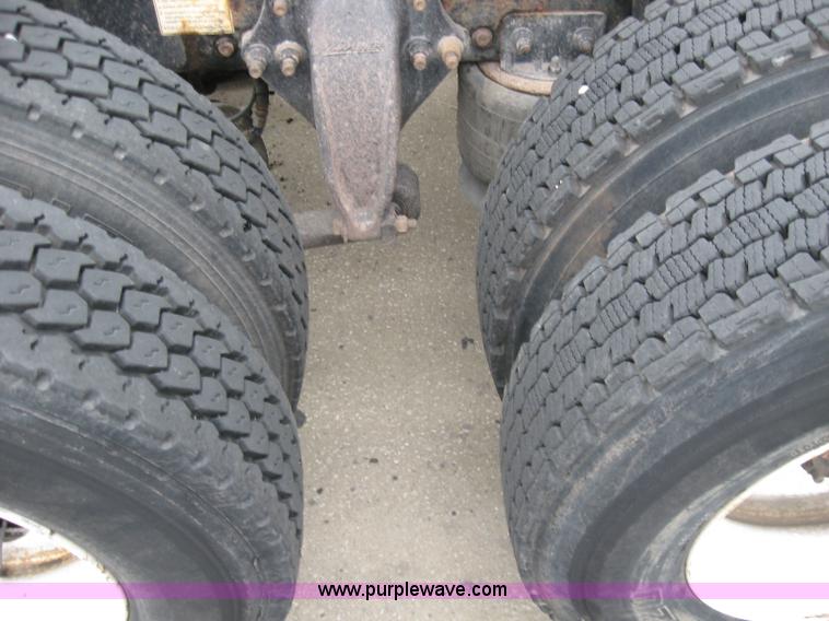 image for item 2170 2001 Freightliner Columbia semi truck