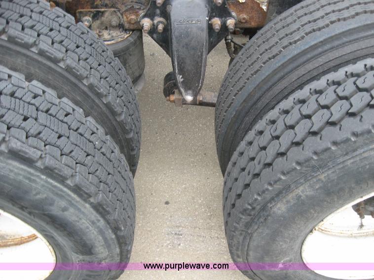 image for item 2170 2001 Freightliner Columbia semi truck