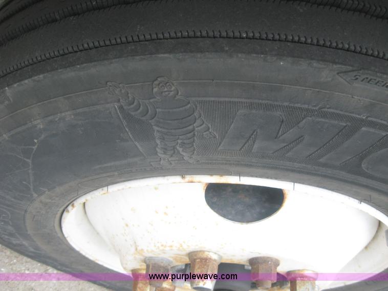 image for item 2170 2001 Freightliner Columbia semi truck