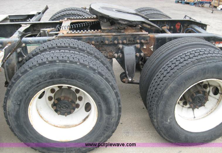 image for item 2170 2001 Freightliner Columbia semi truck