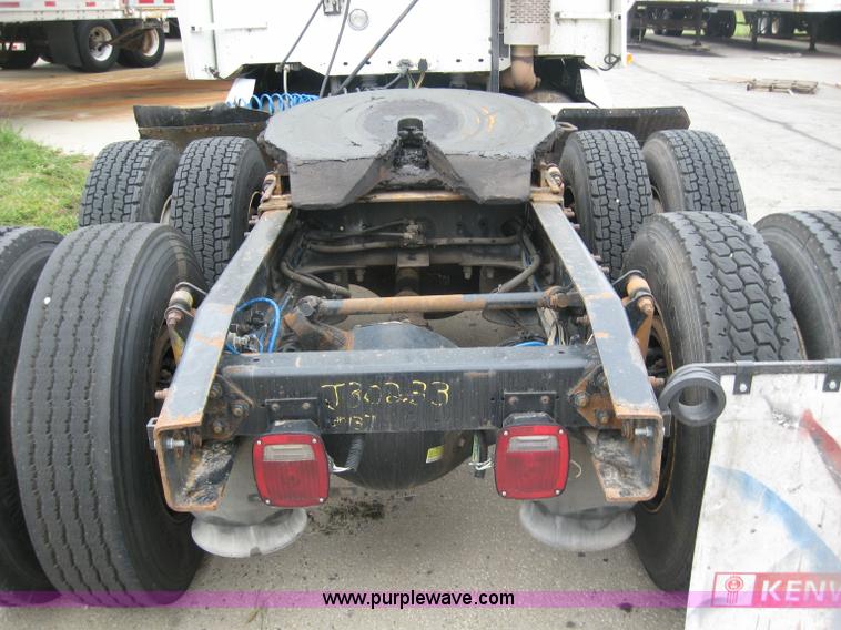 image for item 2170 2001 Freightliner Columbia semi truck