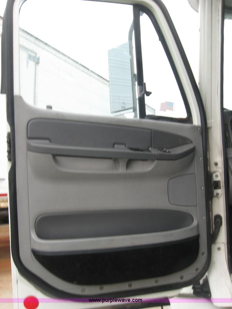 image for item 2170 2001 Freightliner Columbia semi truck