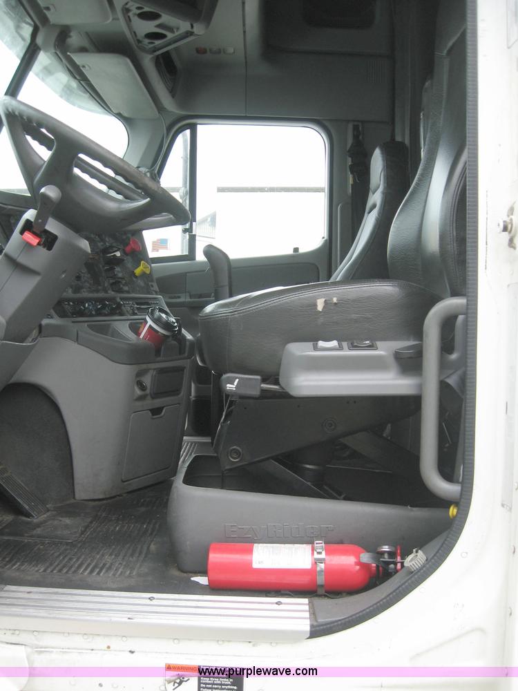 image for item 2170 2001 Freightliner Columbia semi truck