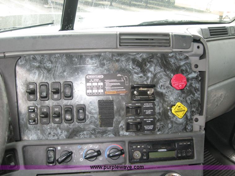 image for item 2170 2001 Freightliner Columbia semi truck