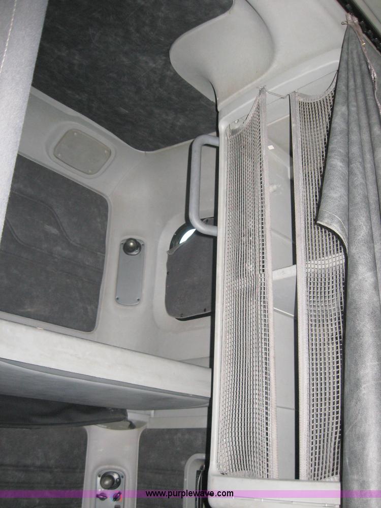 image for item 2170 2001 Freightliner Columbia semi truck