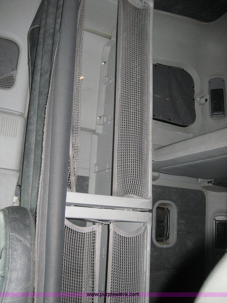 image for item 2170 2001 Freightliner Columbia semi truck