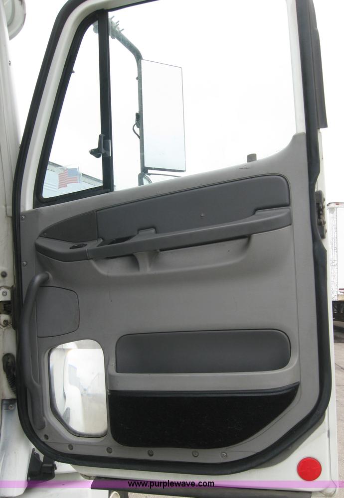 image for item 2170 2001 Freightliner Columbia semi truck