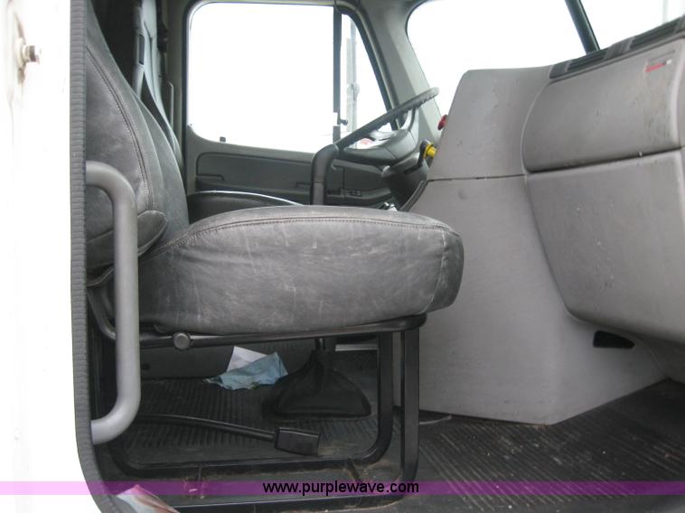 image for item 2170 2001 Freightliner Columbia semi truck