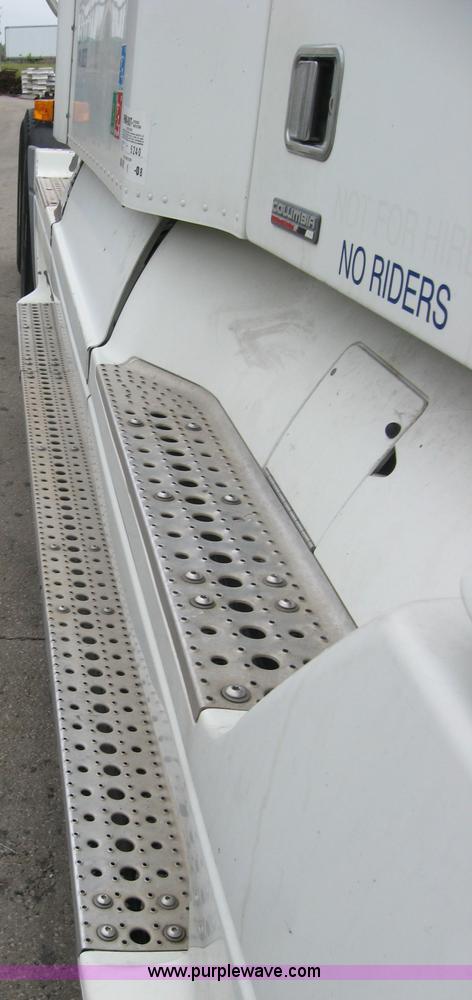 image for item 2170 2001 Freightliner Columbia semi truck