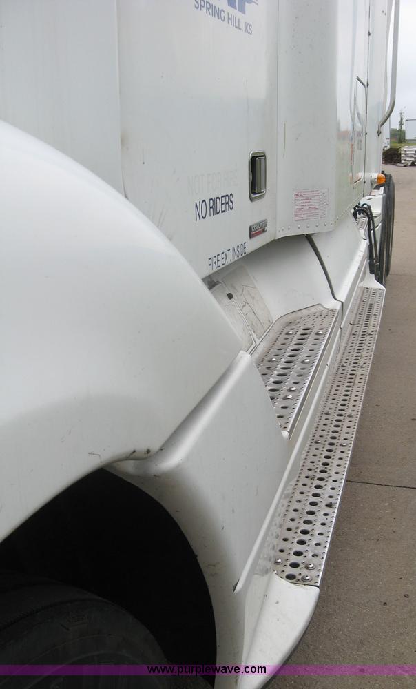 image for item 2170 2001 Freightliner Columbia semi truck