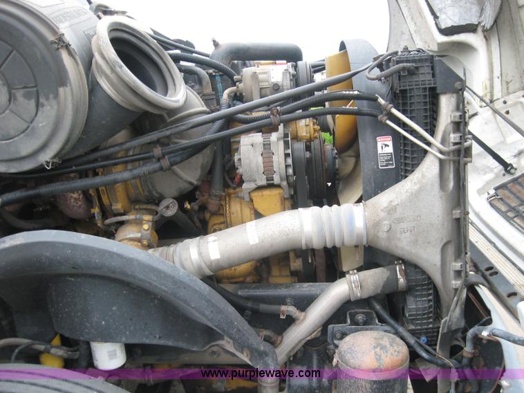 image for item 2170 2001 Freightliner Columbia semi truck