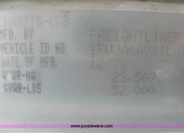 image for item 2170 2001 Freightliner Columbia semi truck